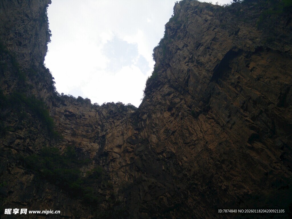 峡谷峭壁间的天空景象