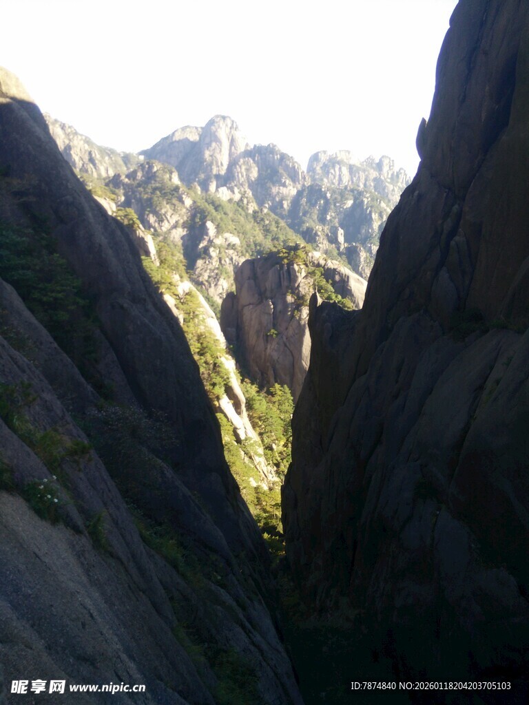 峡谷间的壮丽山景