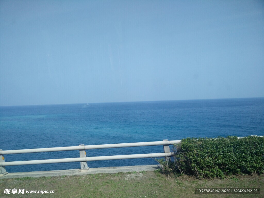 海边木栏与葱郁植被景观