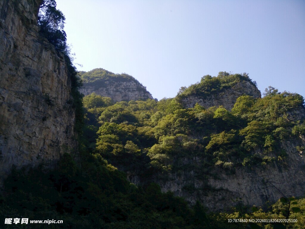 青山峻岭间的葱郁景致