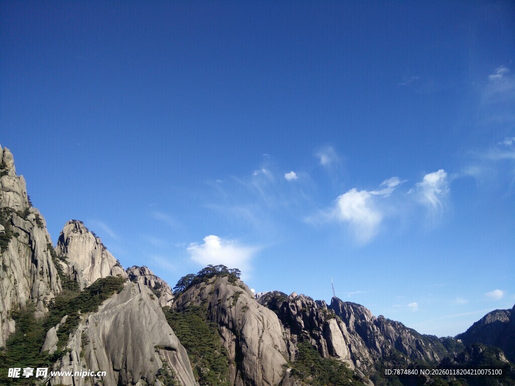 巍峨山峰映蓝天