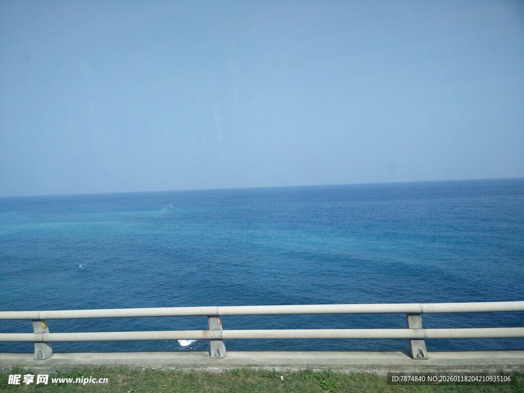 海边公路护栏外的蔚蓝大海