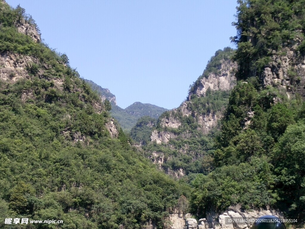 青山叠翠的壮美山间景色