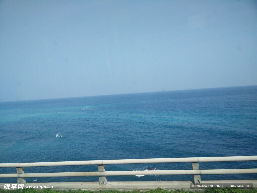 公路旁的辽阔蓝色海洋