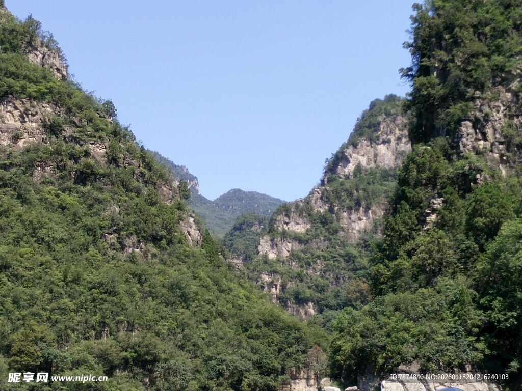 青山峻岭间的自然美景