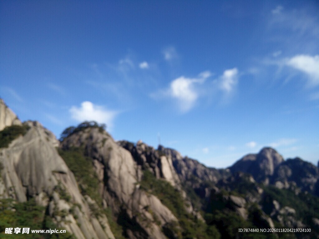 壮丽山景 蓝天白云相伴