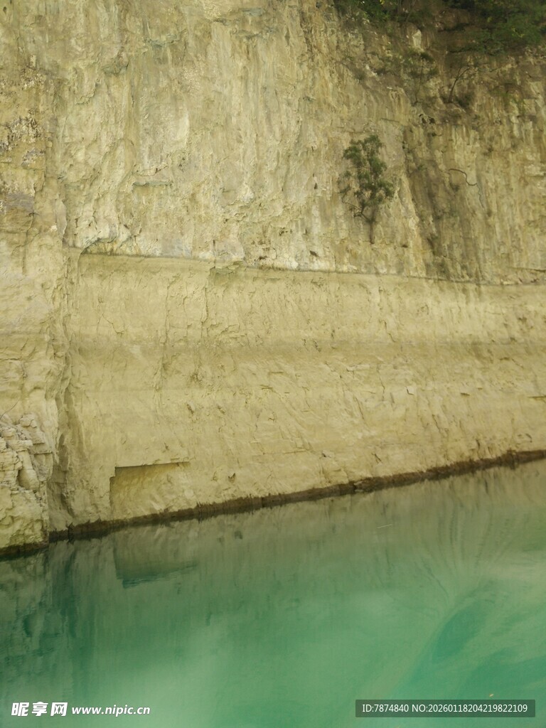 清澈池边 古朴墙面景致