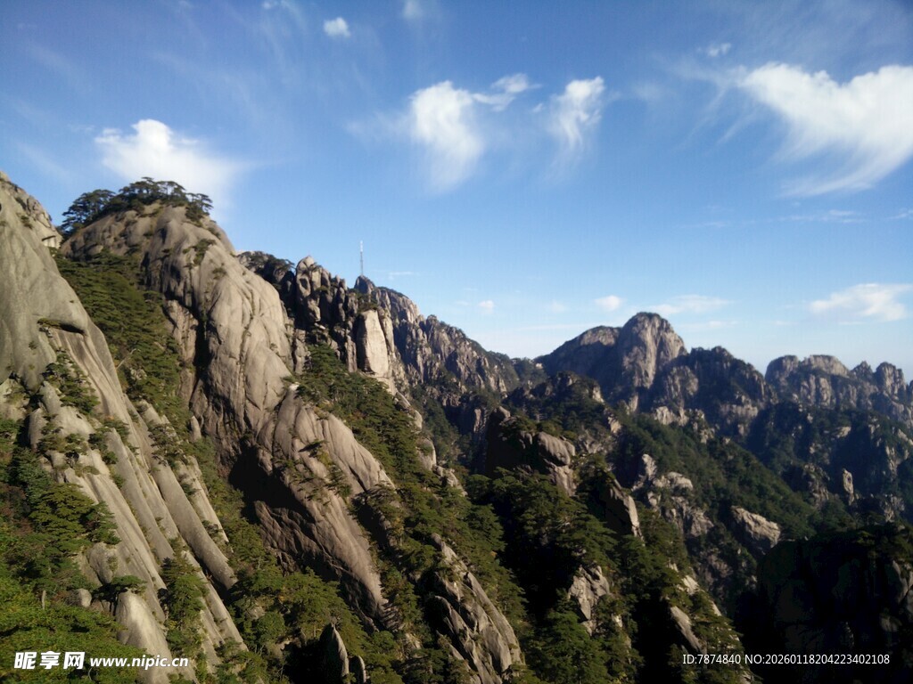 壮丽山景 蓝天白云下的奇峰