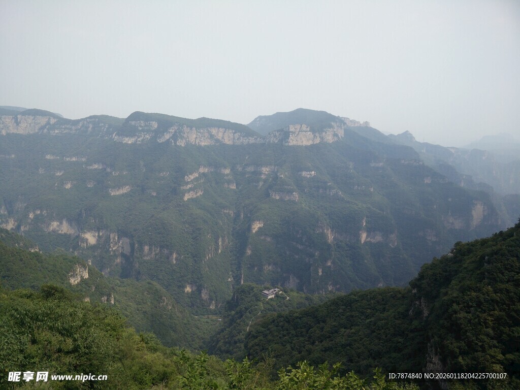 山峦叠翠的壮美自然景观
