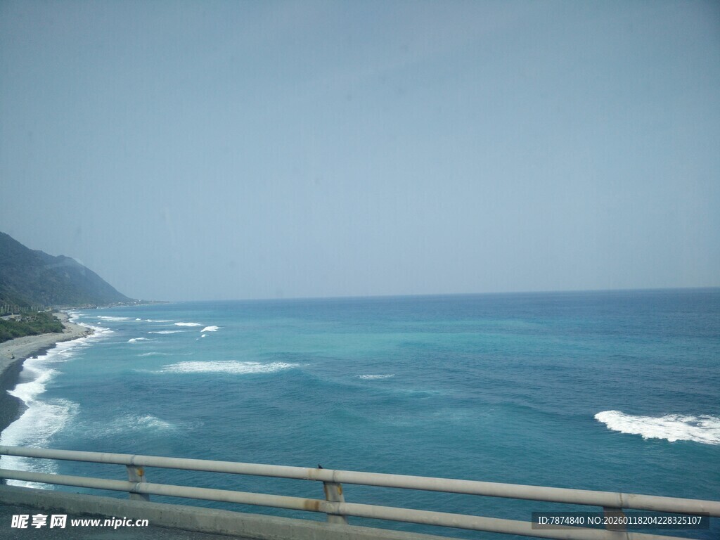 公路旁的蔚蓝海景