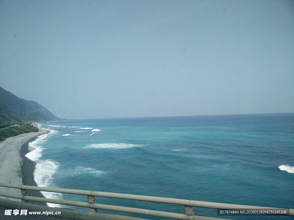 海岸公路边的壮阔海景
