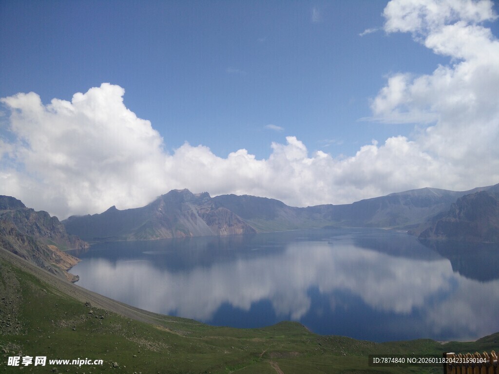 宁静湖山景 蓝天白云相映