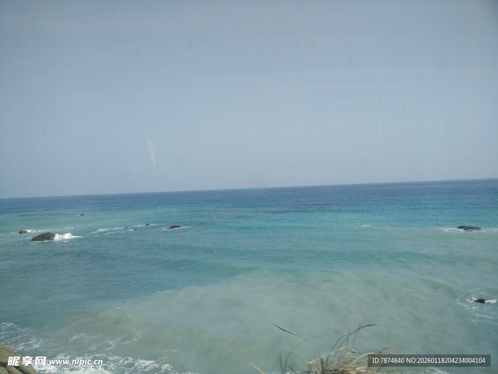 碧海蓝天中的静谧海岸线