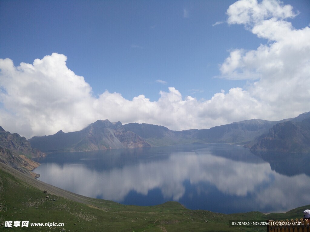 高山湖泊美景