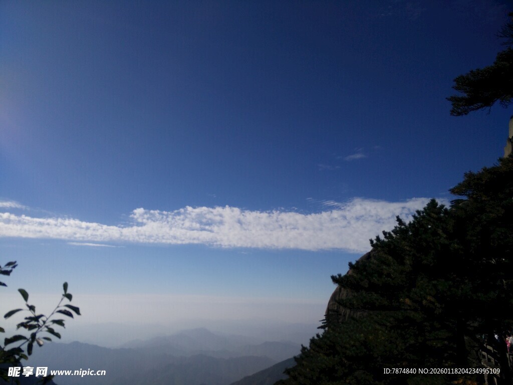 山顶云海蓝天美景
