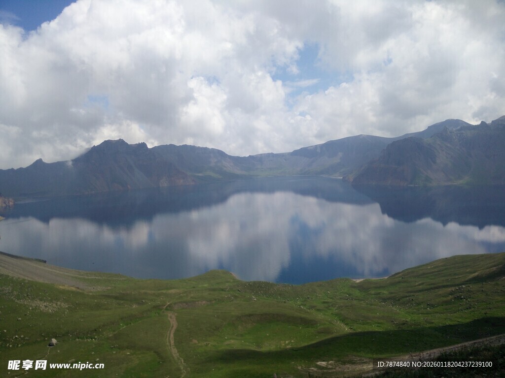 高山湖泊美景