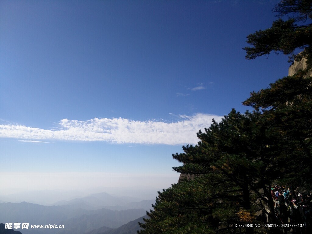 山间云海蓝天绿树美景