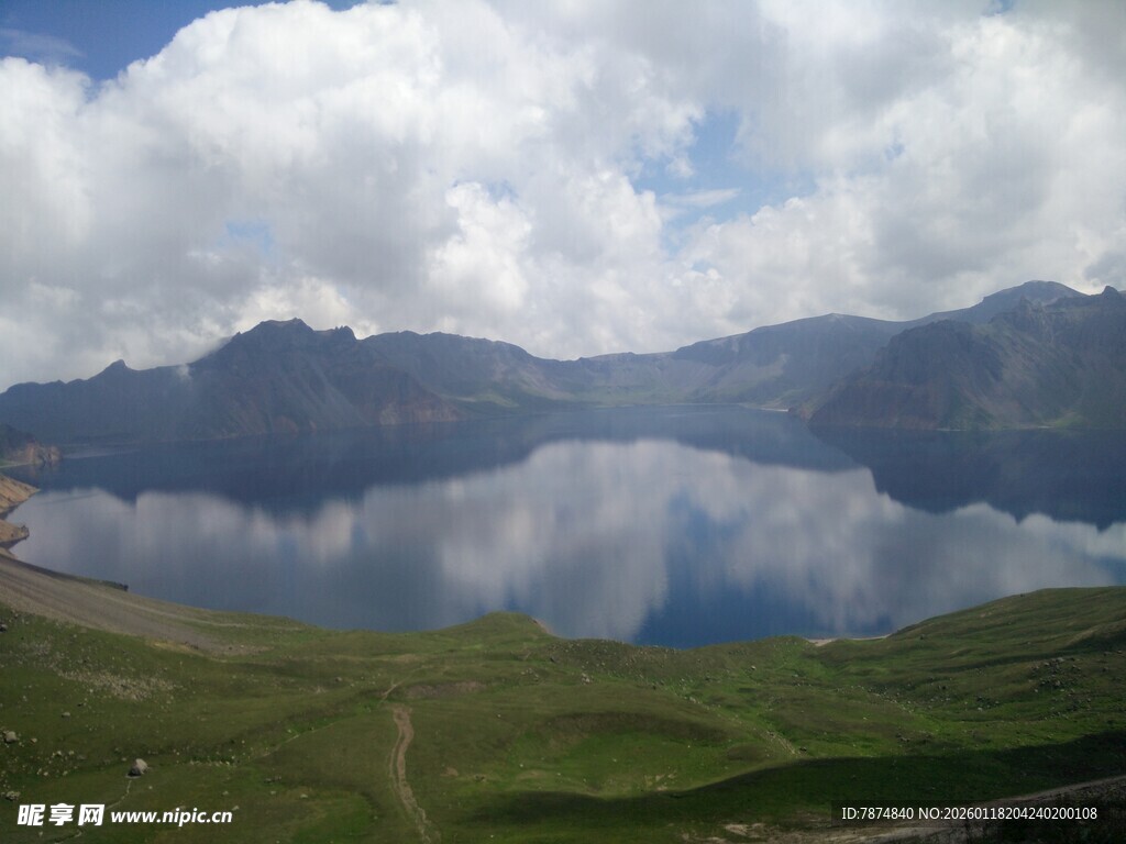 高山湖畔美景