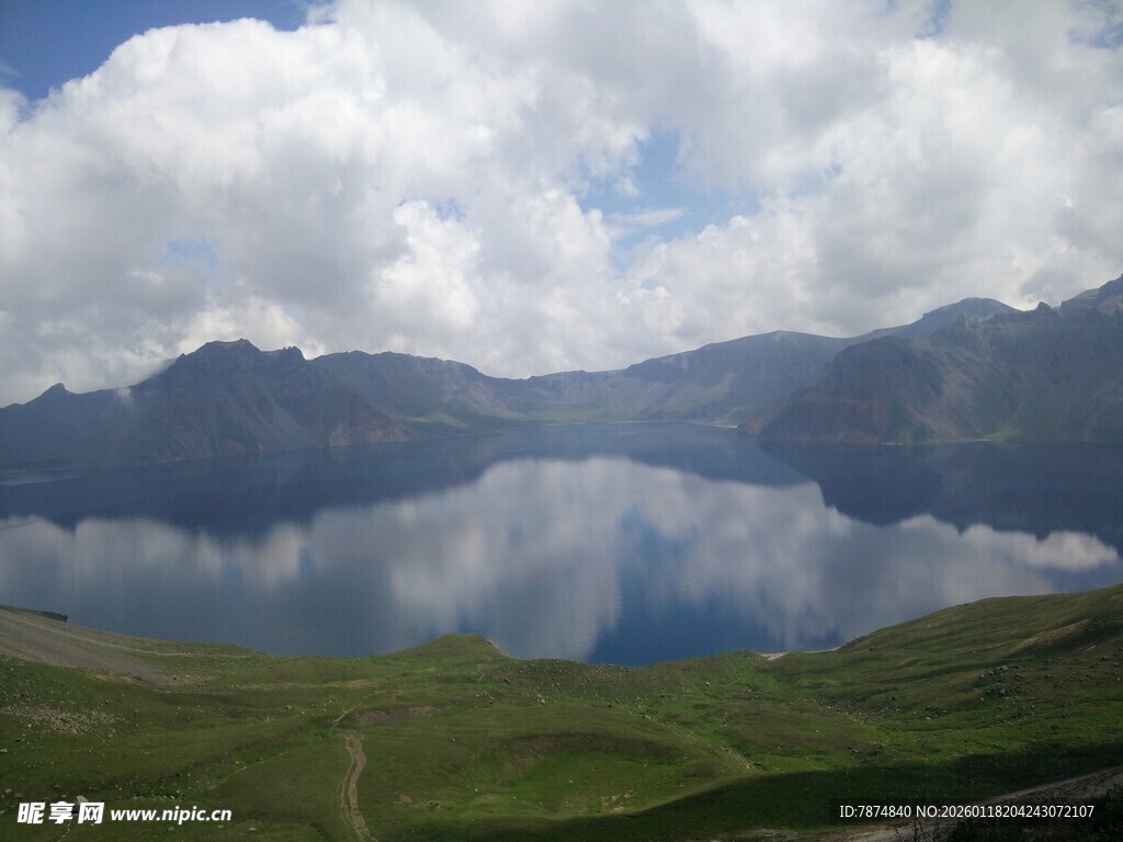 高山湖泊美景