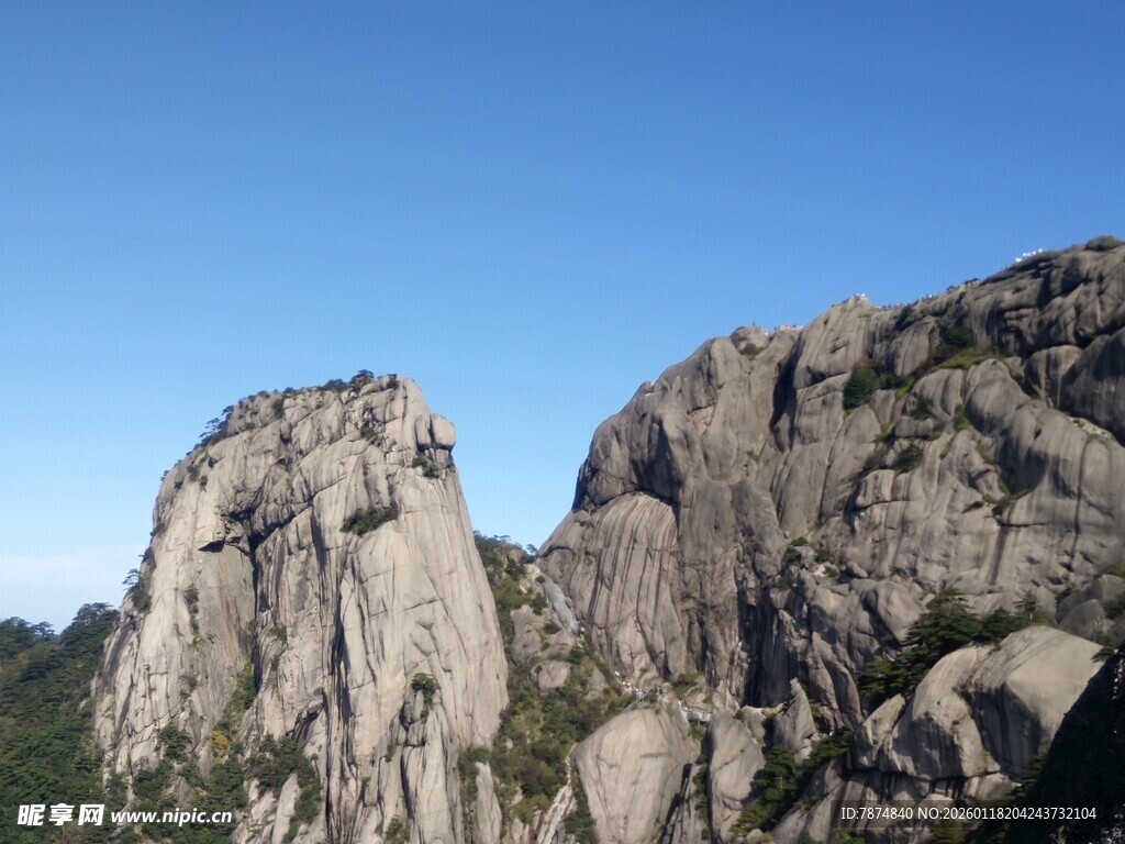 巍峨嶙峋的壮丽山峰