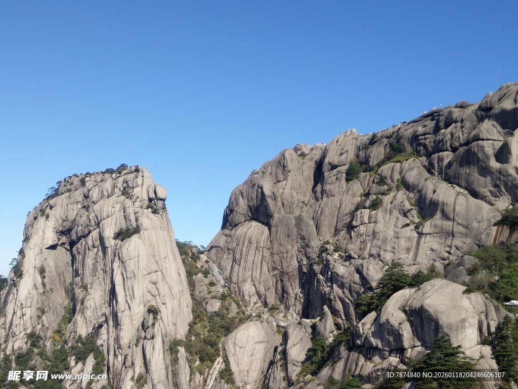 巍峨嶙峋的壮丽山石景观