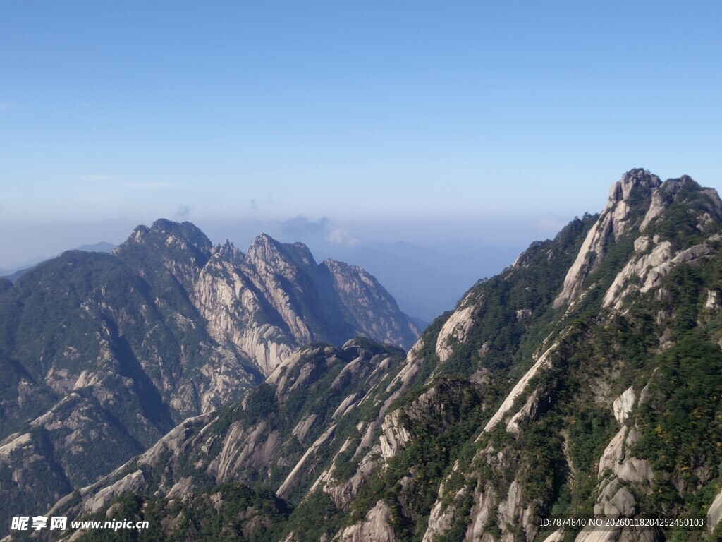 壮丽山景 巍峨山峰与蓝天