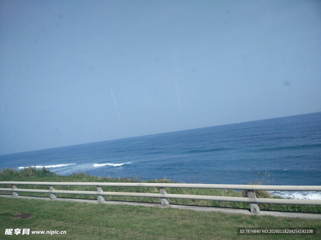 海边草地与围栏风景