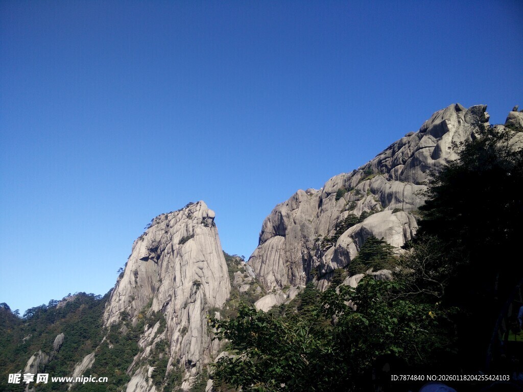 巍峨山峰蓝天相伴