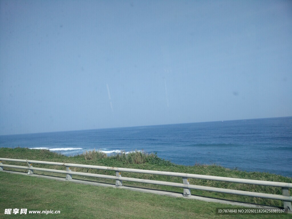 海边草地与围栏的美丽景致