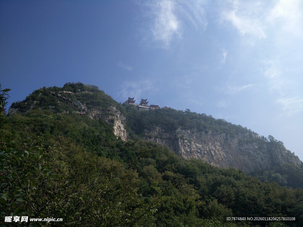 青山蓝天间的秀丽山景