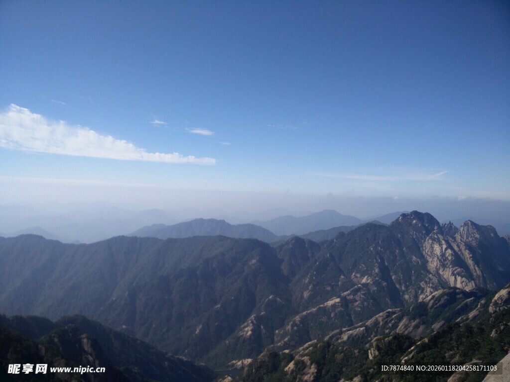 壮丽山景 蓝天白云相伴