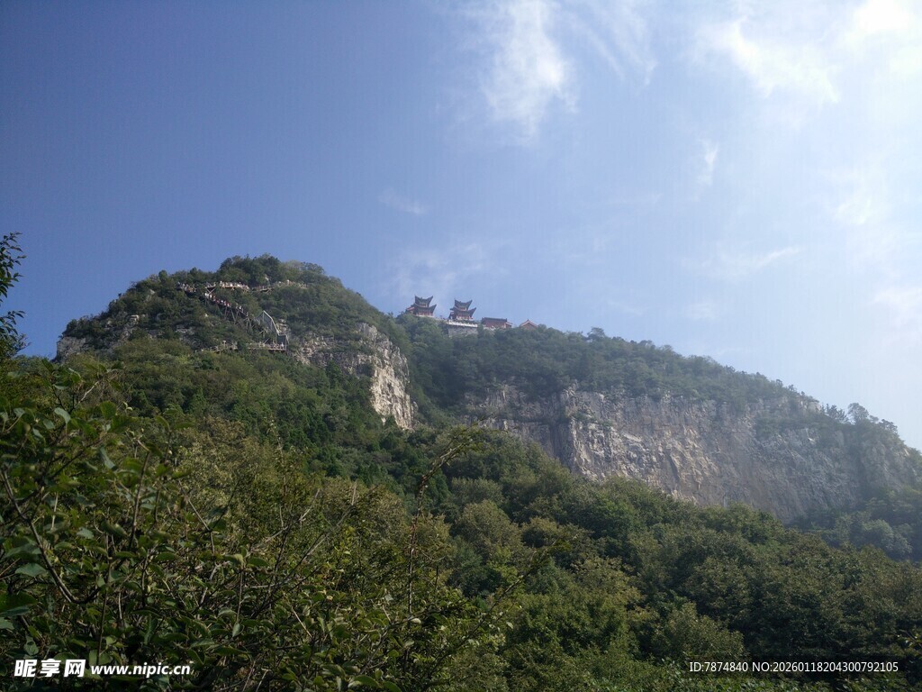 青山蓝天间的秀丽山峰