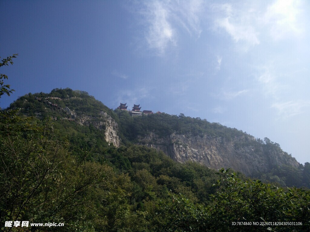青山蓝天间的秀丽景致