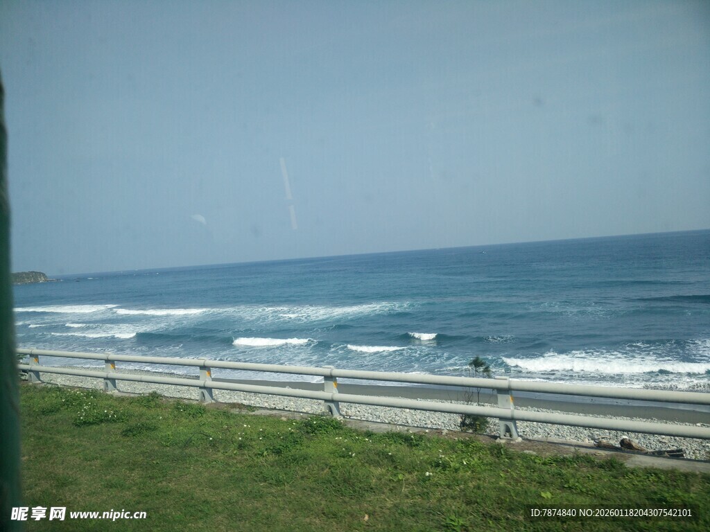 海边道路与涌动海浪景观