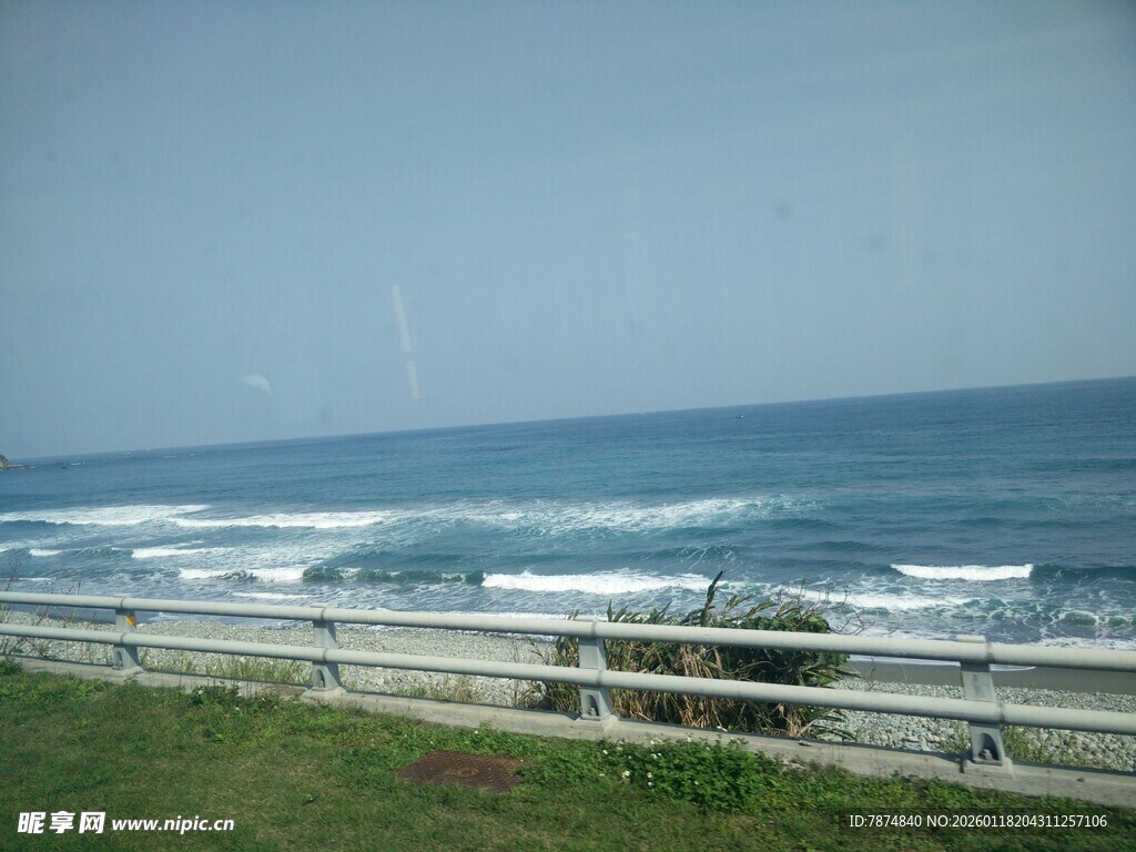海边木栏旁的壮阔海景