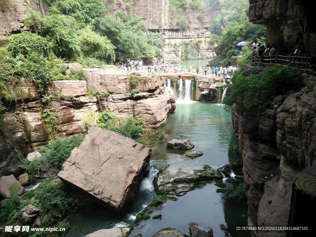 峡谷溪流间的自然景致
