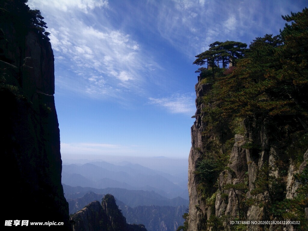 壮丽山景 云雾缭绕奇峰
