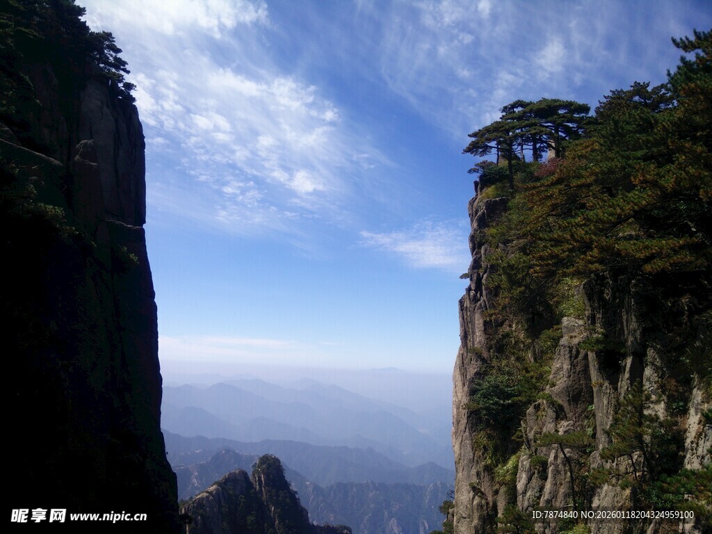 巍峨山峰间的壮阔美景