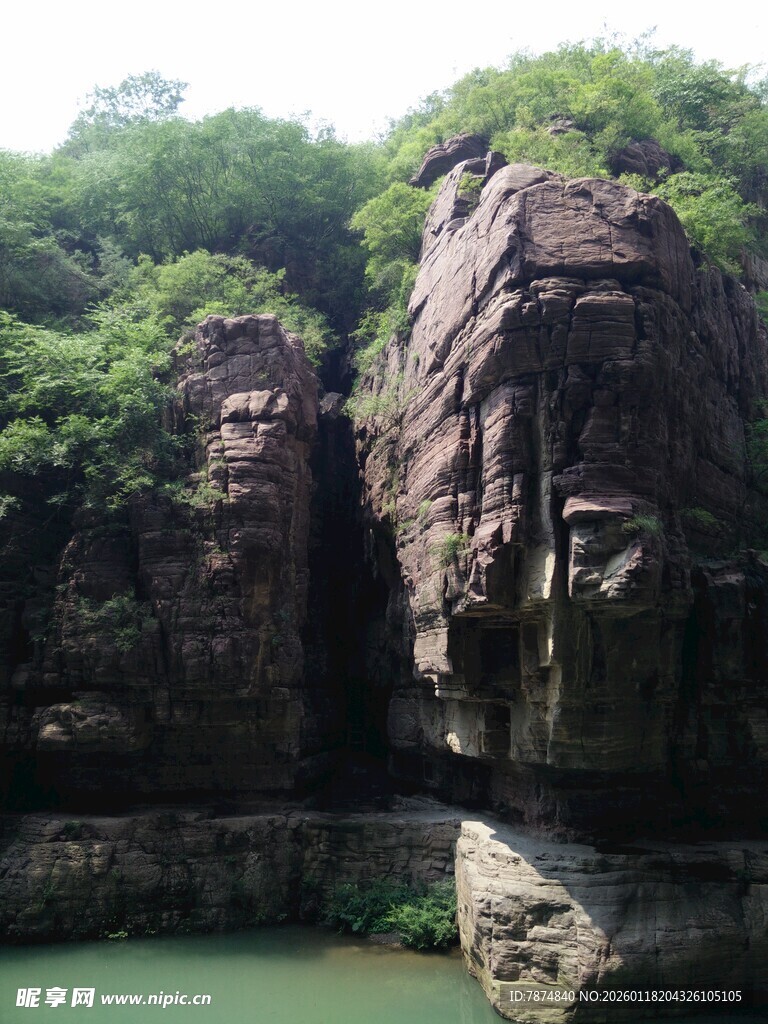 山水间的陡峭岩壁风光