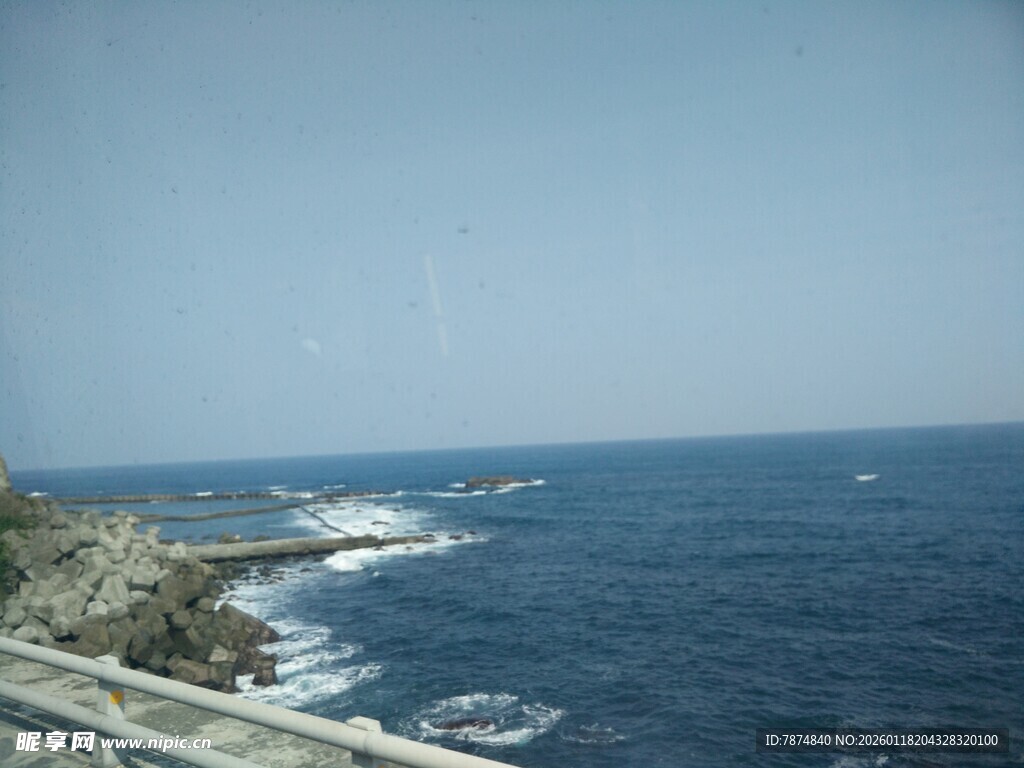 海岸公路边的辽阔蓝色大海