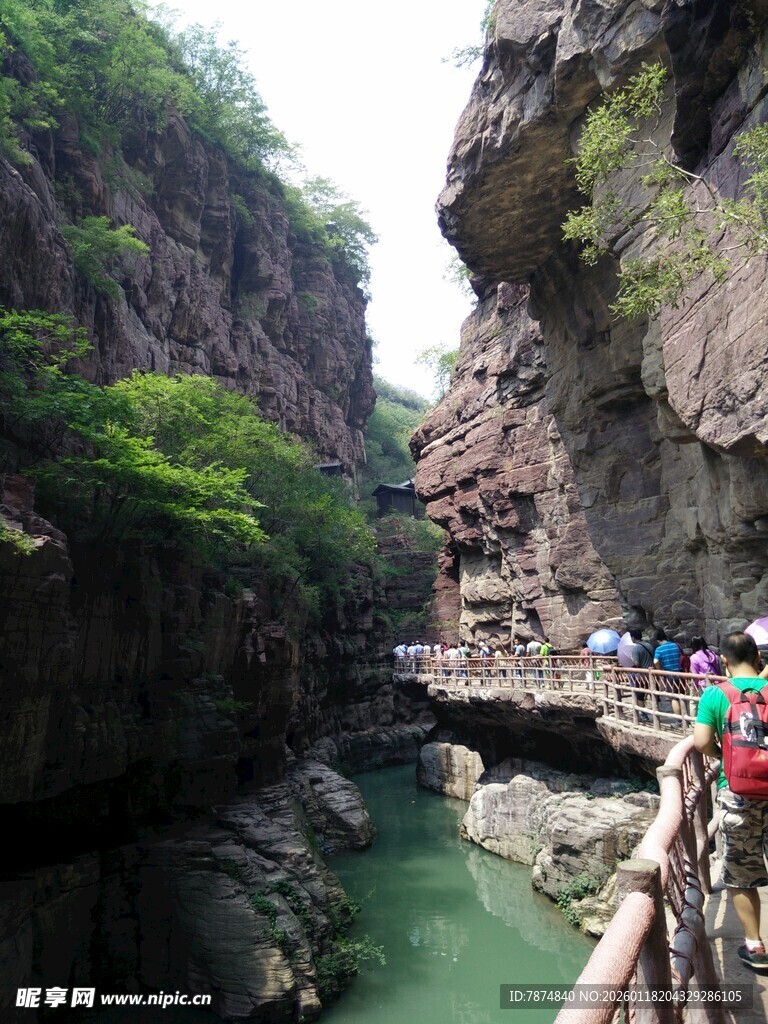 峡谷栈道上的游客风景