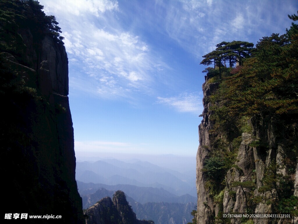 巍峨峭壁旁的壮阔山景
