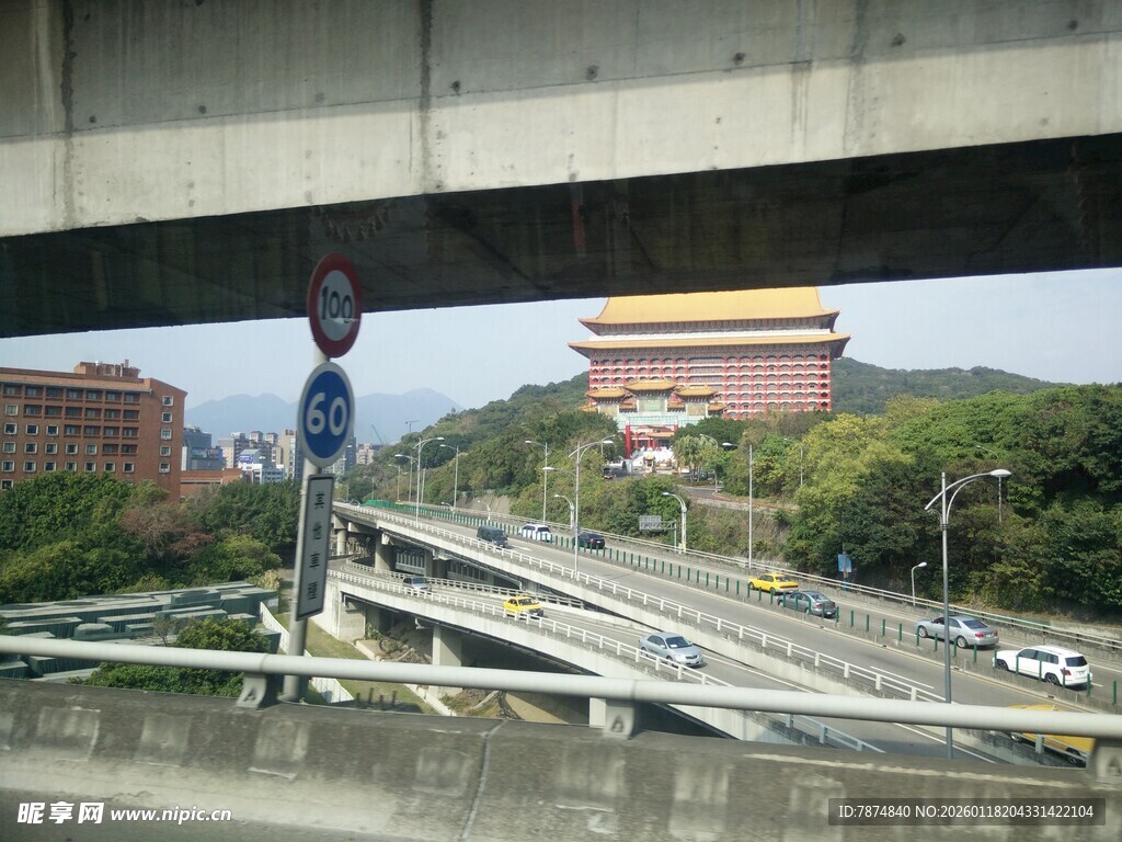 高架桥旁的交通场景