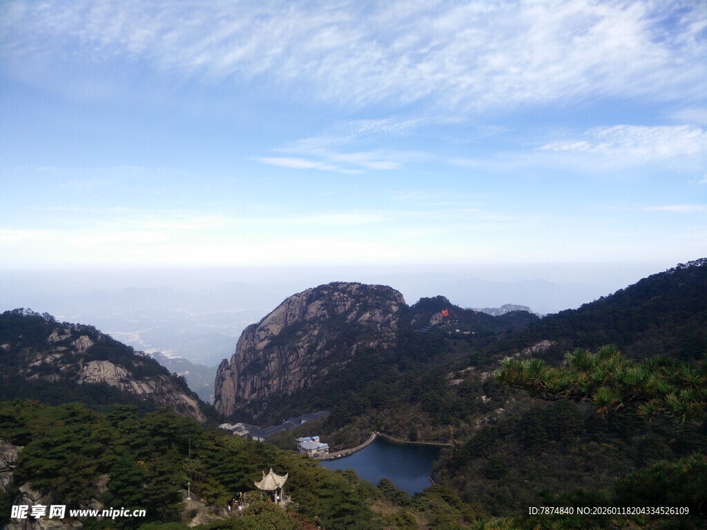 山峦云海间的壮美风光
