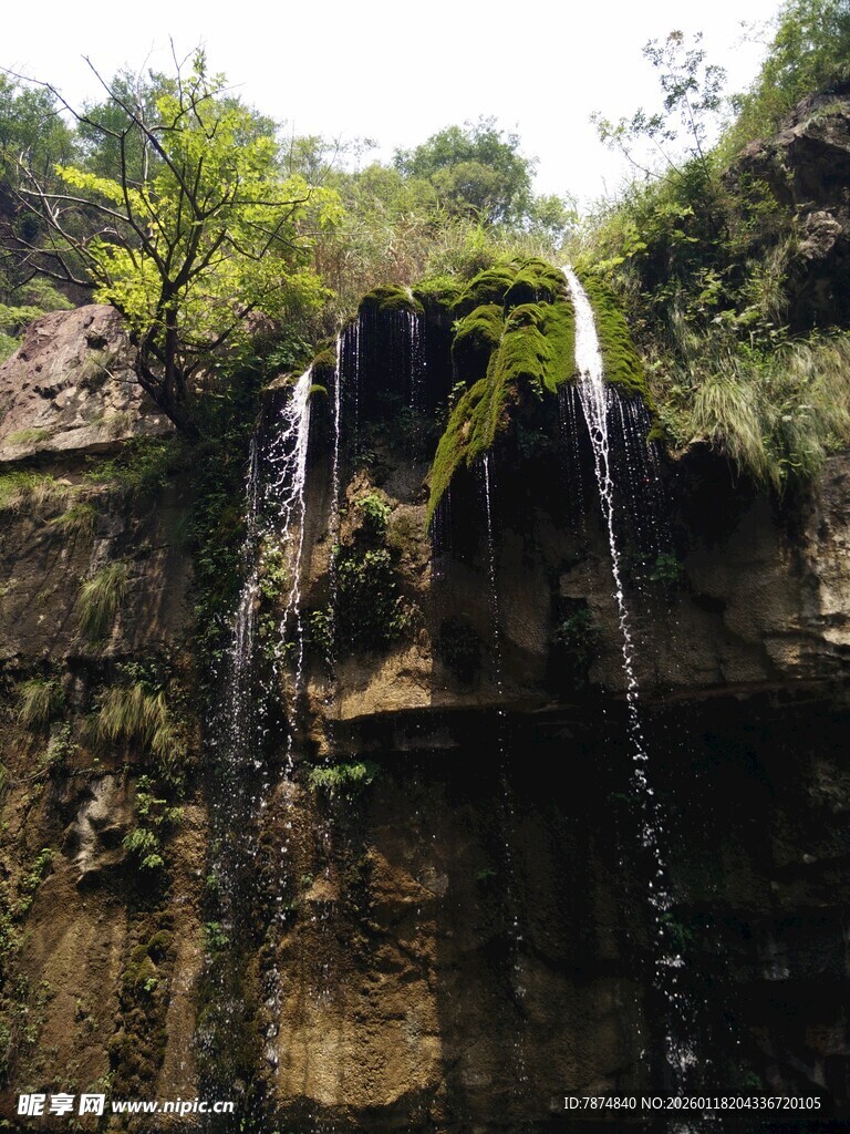 山间瀑布景观