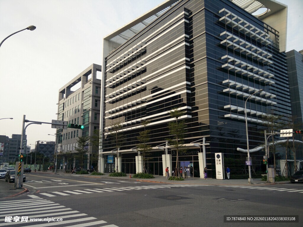 城市街道旁的现代办公楼