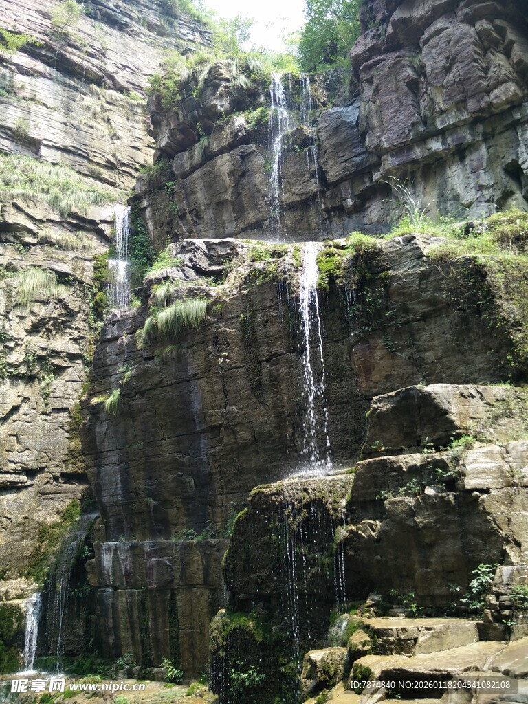 山间瀑布景观