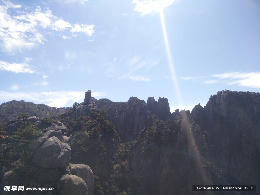 阳光下的壮丽山景