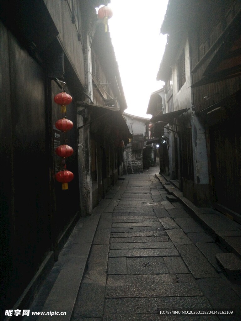 古巷红灯笼 静谧中式风情