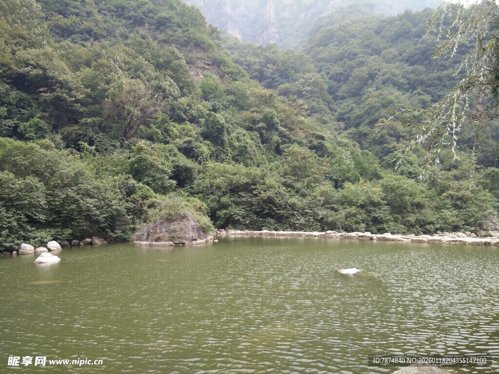 山间绿水 自然静谧之景